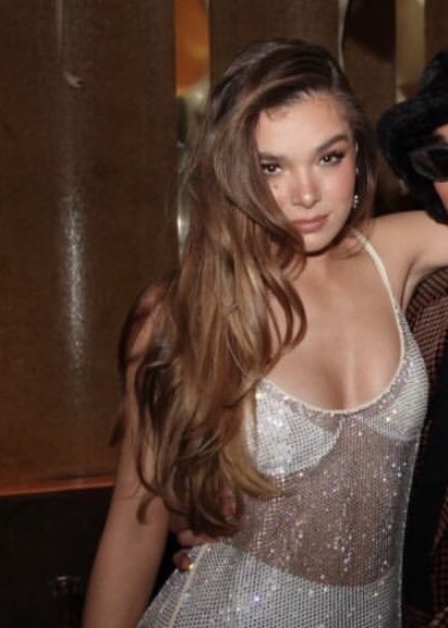 archiveshailees's tweet photo. hailee steinfeld is insanely fine https://t.co/aaKhTV8G9P
