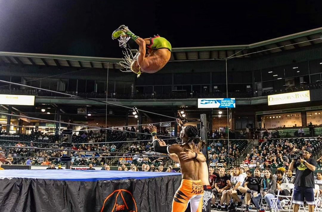1FACADE's tweet photo. 1 of the highlights of the summer most definitely was the @3Legacies experience in @clippermagazine stadium in front of 2,500 excited fans!! 🧪🥷🏟️
#FACADEaGraff #NeonNinja #3LW
#goNINJAgo 💪💚🙏🎨
Available on @WatchOnPremier 📺📡 https://t.co/9ThBGlJs78