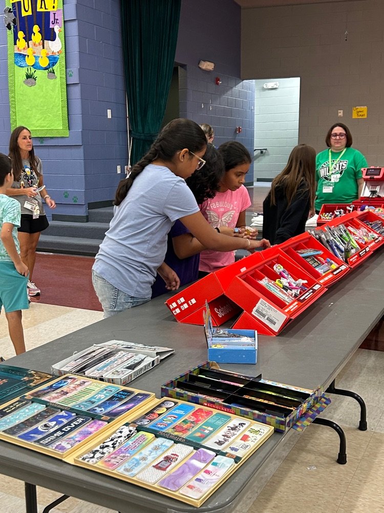 d50intermediate's tweet photo. Check out our amazing book fair when you attend Parent Orientation!  Thank you @woodland50Pta for all of your help! #LifeintheW https://t.co/CtCaOsdjnw