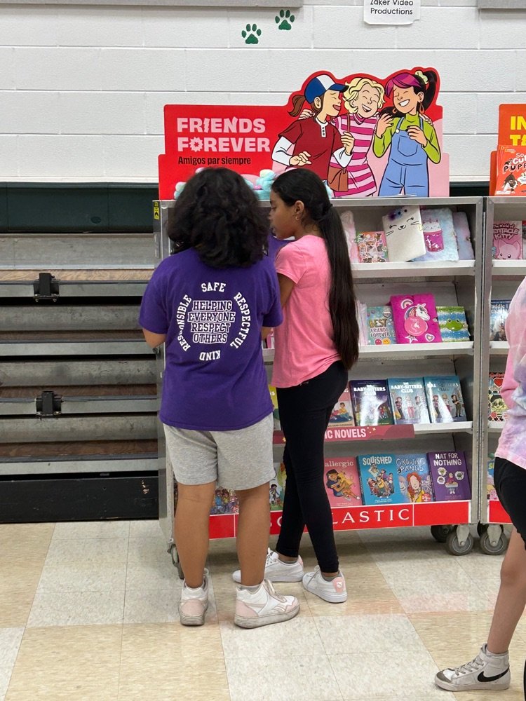 d50intermediate's tweet photo. Check out our amazing book fair when you attend Parent Orientation!  Thank you @woodland50Pta for all of your help! #LifeintheW https://t.co/CtCaOsdjnw