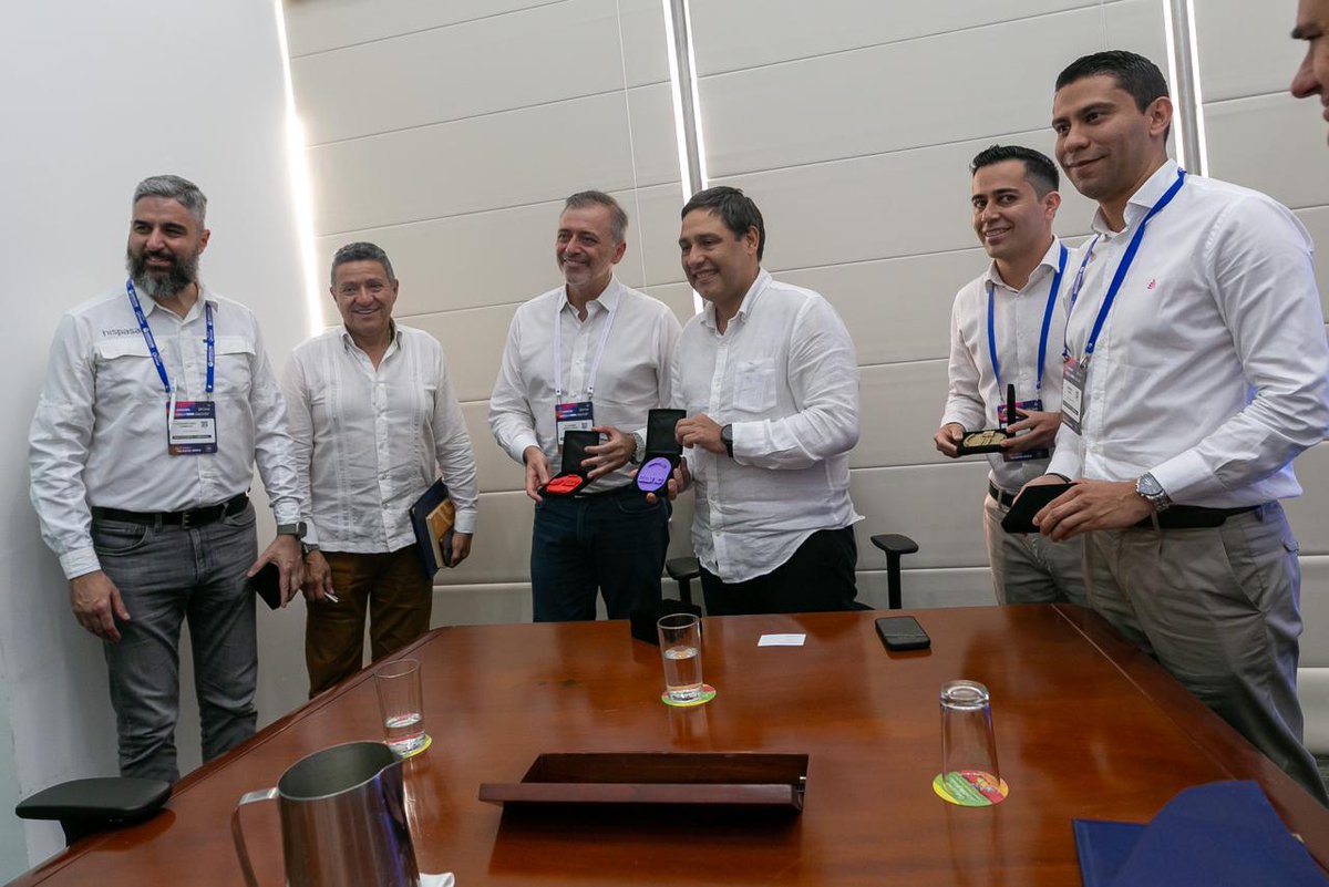Ministerio_TIC's tweet photo. #MinTICenANDICOM | Esta alianza consiste en conectividad a través de satélites de @Hispasat y @AXESSNetworks con #AulasDigitales en las escuelas rurales, además del acompañamiento en la #TransformaciónDigital de la comunidad por medio de formación TIC y WiFi gratuito. https://t.co/ye1pLYyesK