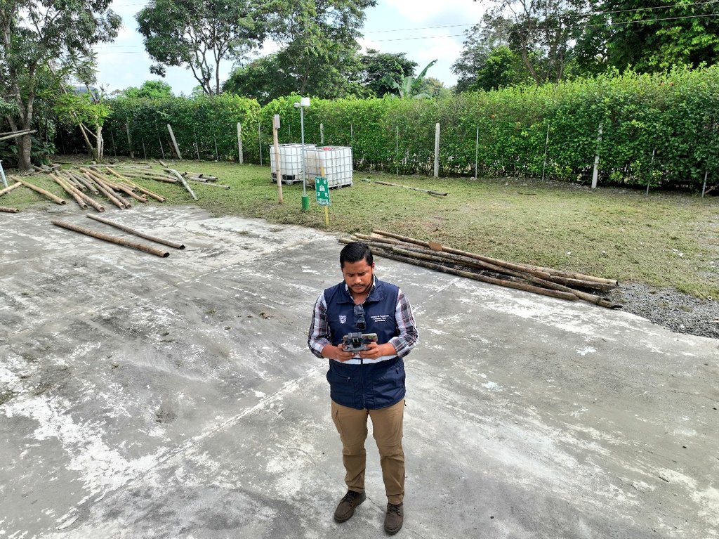 AgrocalidadZ5's tweet photo. #Guayas | Realizamos monitoreo de cultivos, como parte de la primera fase de la implementación de la inteligencia fitosanitaria, a través del uso de drones en sitios de  producción  de banano, plátano, orito y otras musáceas. 
#CultivosSanosYDeCalidad https://t.co/h9bKyfAtRY