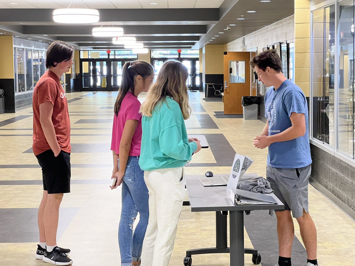 TonyJarvis_MHS's tweet photo. Murray High GS-What? lunch fair today. Our Governorβs Schools program veterans offering guidance through their experiences last summer. #MurraySchools #MHS_WeGetTo https://t.co/n160dYd13U