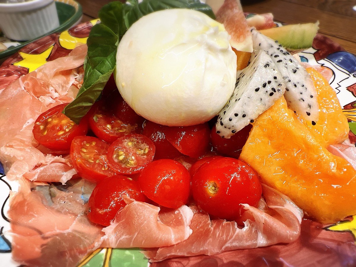 DogOrganic358's tweet photo. おはようございます☀
今日もがんばります！
モッツレラと生ハムとフレッシュフルーツ
最高〜

#50907おは戦🌲83 https://t.co/IyxC8jAT4a