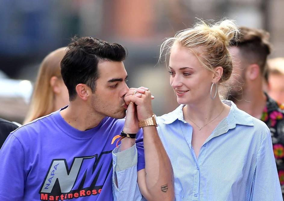 PaganaModerna's tweet photo. Revisé la situación de Sophie Turner con Joe Jonas en vivo con las cartas de tarot y el chisme estuvo fueltecito👀 Te dejo un resumen, abro hilo https://t.co/Iqmk0MDiXO