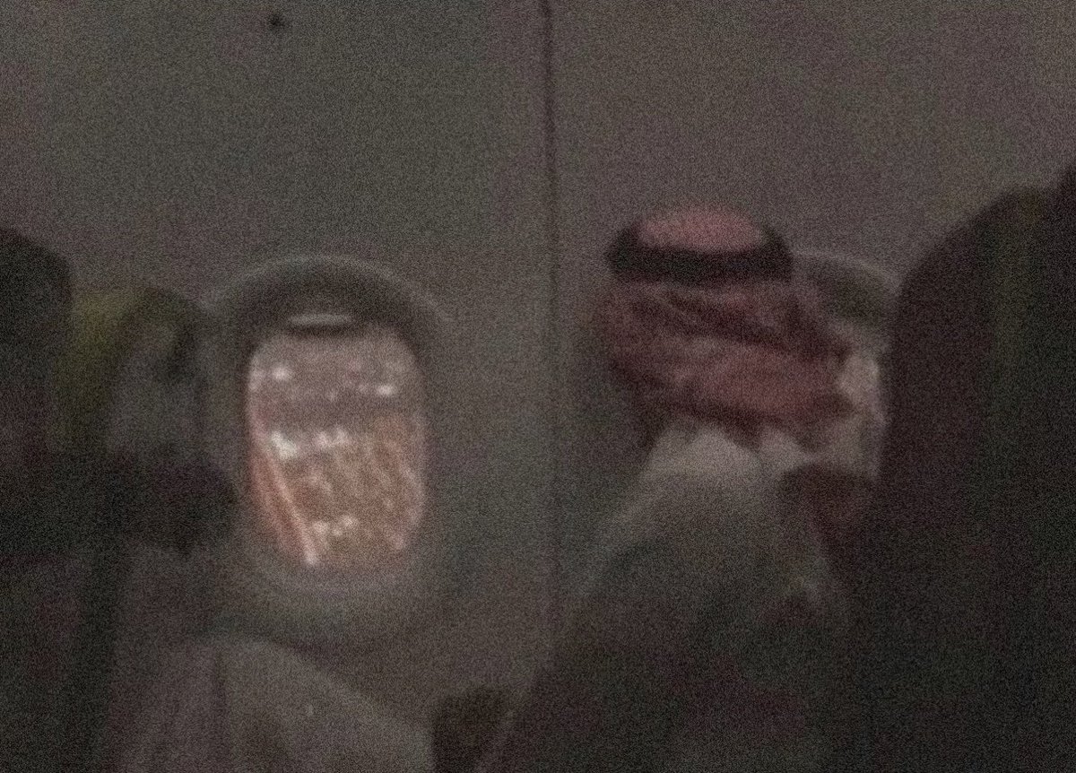 مقفي من العالم وسامح وطايبّ 
أدوّر السجه و أجنب غثى البال 

حبيت أنا العزله لو إنها صعايب 
اخّير من جلسه منافق و دجّال ".