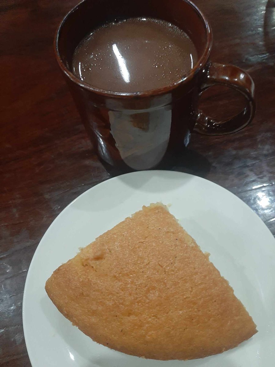 matdude89's tweet image. Sikwate/tsokolate and carrot cake in a rainy morning. #tablea