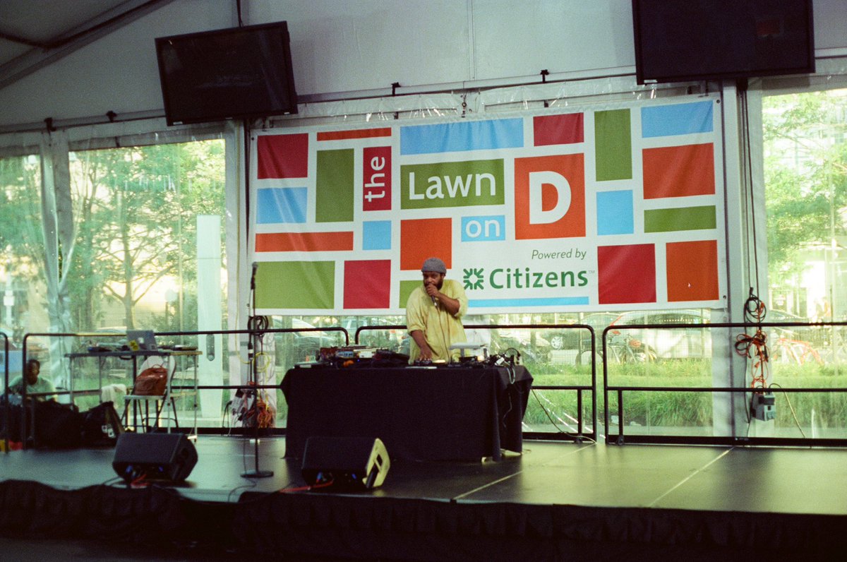 <a href="/telisephoto/">T. Elise</a> beats on the beach @ lawn on D