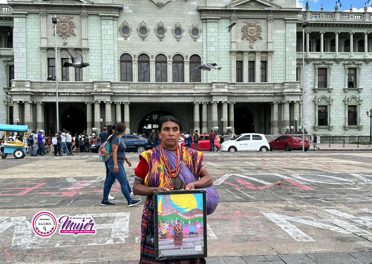 AGIMSsanjuansac's tweet photo. #DíaDeLaMujerIndígena
Reginalda Patzan recibió un reconocimiento de #Agims por su lucha en la defensa de la tierra y territorio.
Kame
Soy energía
me lo enseñaron cuando en el vientre de la Madre Tierra estaba
en la puerta del inframundo
frente a los 9 escalones... https://t.co/akVQBmnJO3
