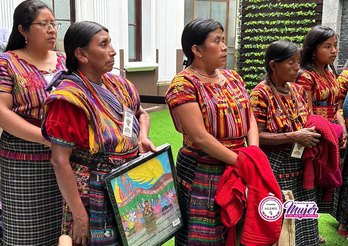 AGIMSsanjuansac's tweet photo. #DíaDeLaMujerIndígena
Reginalda Patzan recibió un reconocimiento de #Agims por su lucha en la defensa de la tierra y territorio.
Kame
Soy energía
me lo enseñaron cuando en el vientre de la Madre Tierra estaba
en la puerta del inframundo
frente a los 9 escalones... https://t.co/akVQBmnJO3