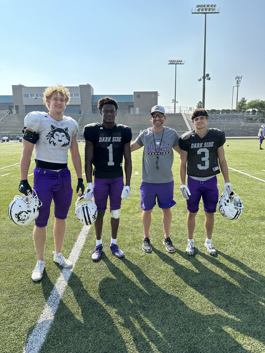 Todays stop📍
Blue Valley Northwest (6A🏈)

The Huskies are looking to have a solid year, returning some big time players and be a team to beat in 6A led by HC Clint Rider. They get ready for their week 2 matchup again St. Thomas Aquinas. We will hear from them tomorrow at