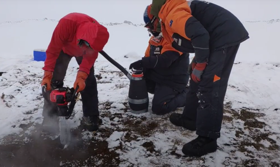 MAGMAProject1's tweet photo. A bit about our field season: we will be helicoptering up to Mt. Erebus, the southernmost active volcano in the world, and drilling ~4 meter holes in geothermally heated soils, with the goal of culturing new subsurface microorganisms unknown to science!
Pictured: test drill, 2019 https://t.co/6PRnsX4ByH