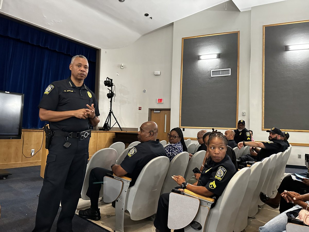 So grateful for the APS Police Chief Applin and the entire team who came out to speak to stakeholders in the Washington Cluster tonight 💙💙💙! You have put students, staff and community in a safer place🫶🏼💙@apssupt @HeyyyMelanieAPS @APSPDChief #Studentsfirst