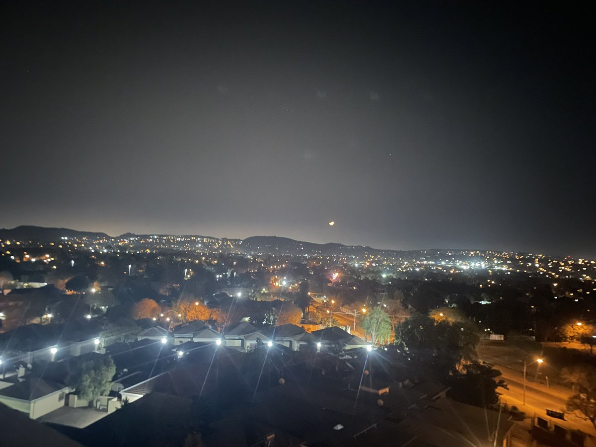 TheArneD's tweet photo. See that ridiculously small dot on the horizon? That’s the moon. It’s red. I need to learn photography skills if it’s going get all dressed up in red again. https://t.co/5XNC3xda1I
