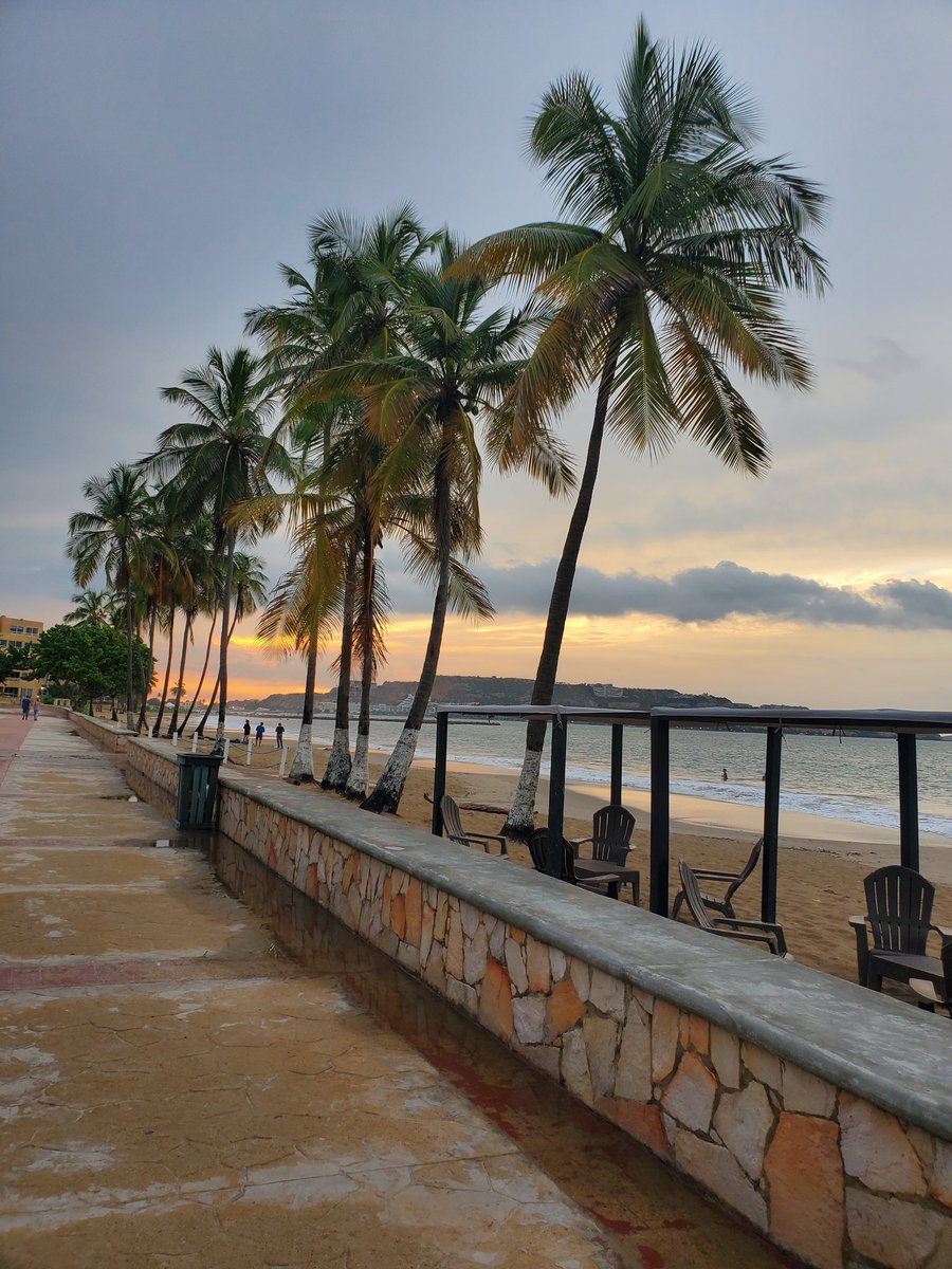 Militza04's tweet photo. El atardecer de hoy, una acuarela de colores #Lechería #playaloscanales https://t.co/O3RlpxStuk