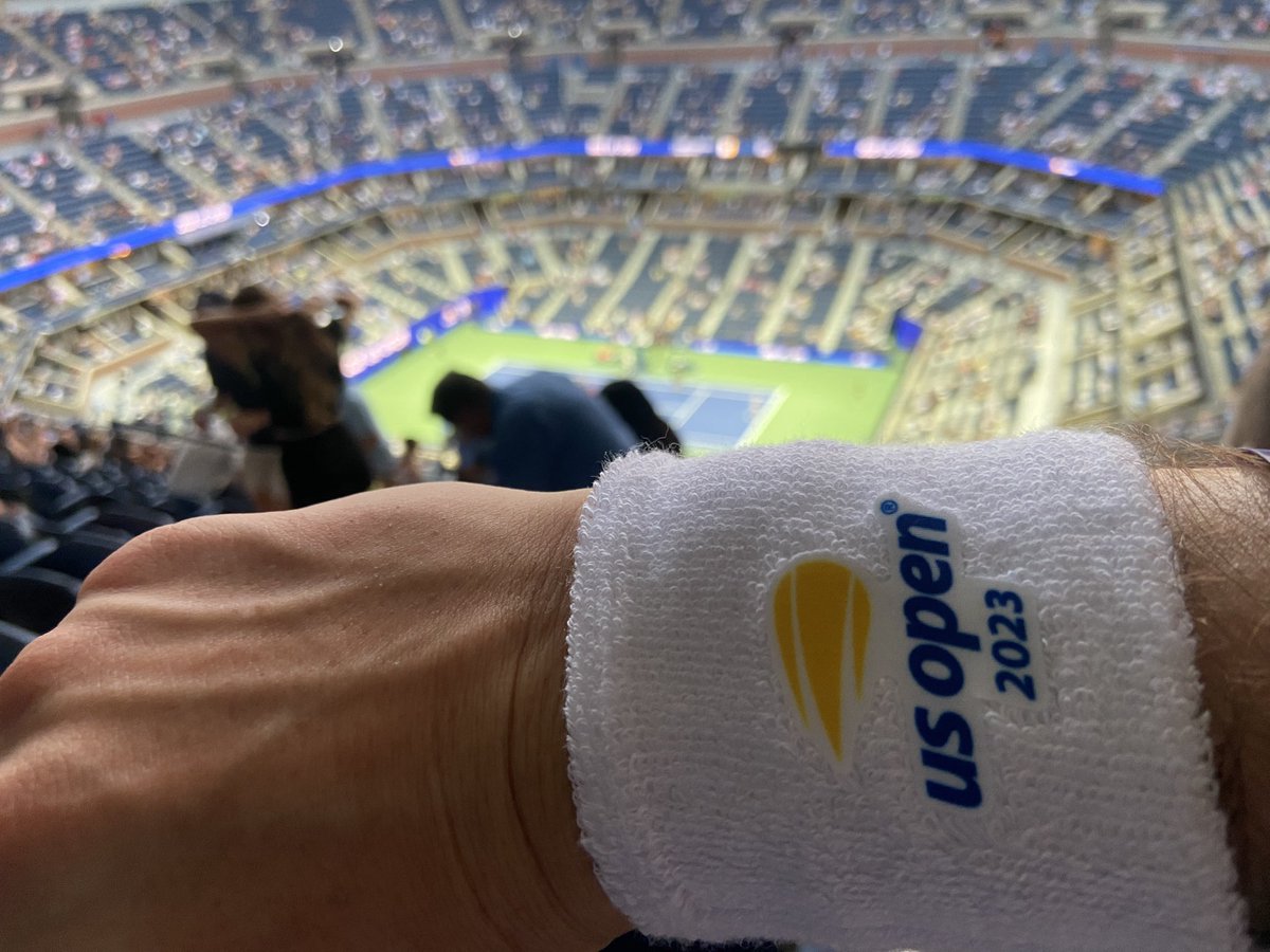 It’s so hot that they’re giving fans wristbands at the #USOpen2023.
Excited for a great night of tennis!