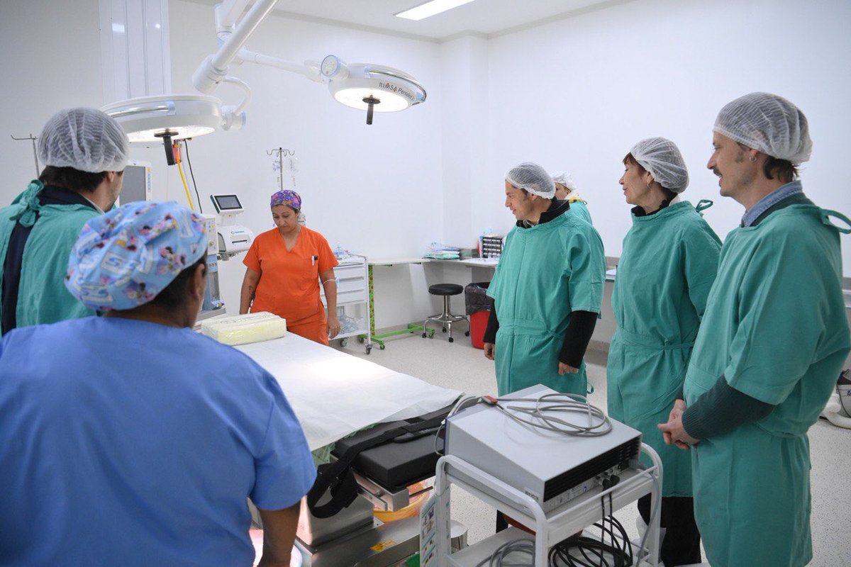 En ese marco, junto al gobernador y <a href="/fsusbielles/">Federico Susbielles</a> recorrimos el Htal Penna, donde visitamos la obra del  Centro de Rehabilitación Regional próximo a quedar en funcionamiento y recorrimos los quirófanos donde conversamos con las y los trabajadores y el equipo de salud.