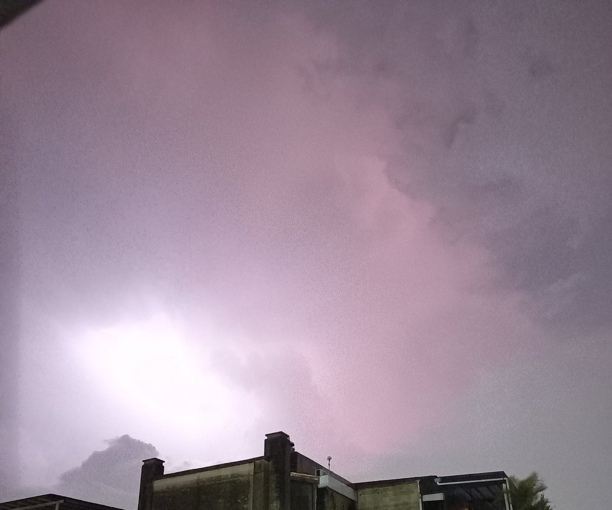 karelisjvc's tweet photo. 🤩 Más que lluvia, hay muchos flashes en el cielo...¡Rayos y centellas! ⚡️⚡️⚡️#sky #flashoflightning #awesome https://t.co/g4hZUkRl0G