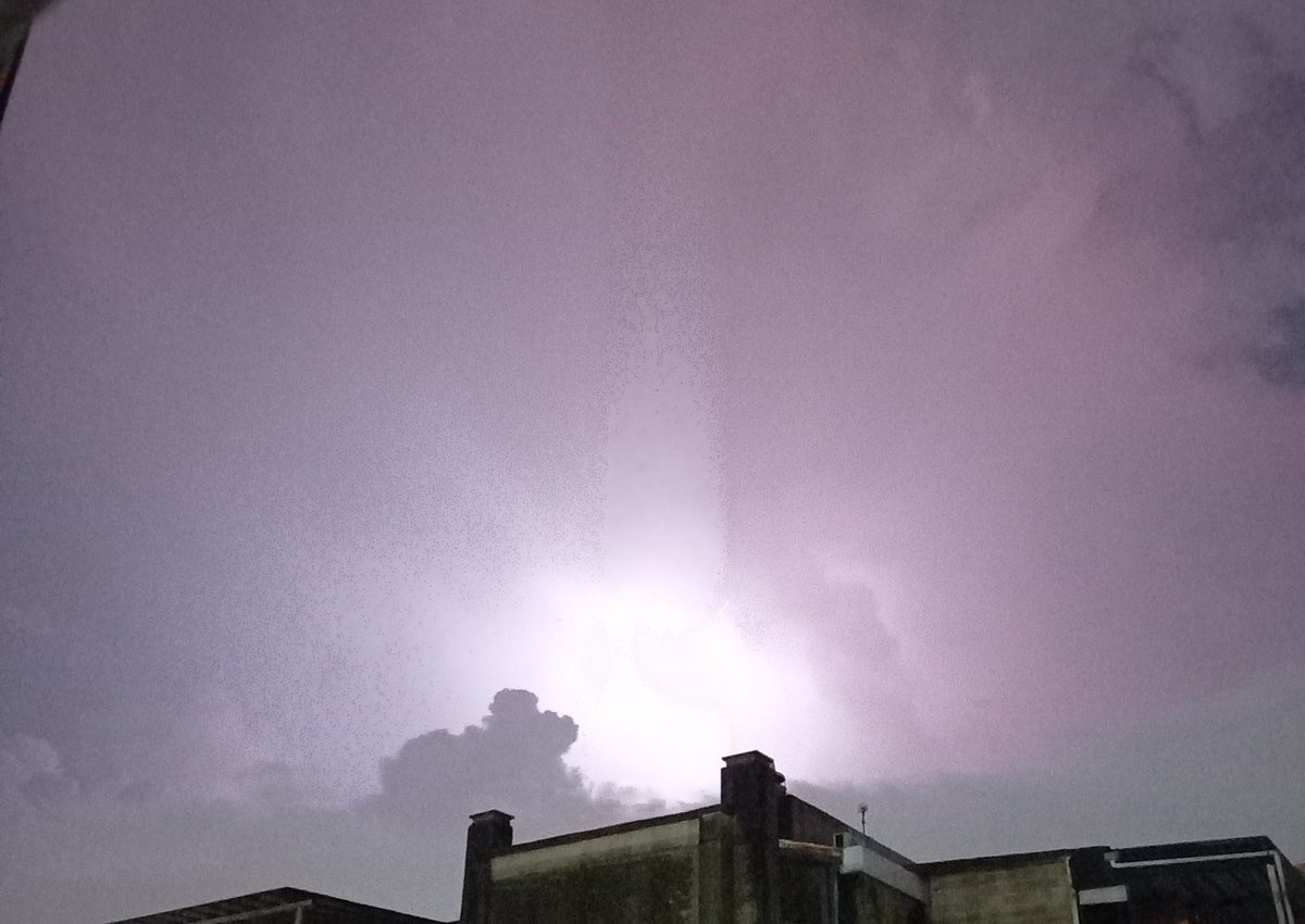 karelisjvc's tweet photo. 🤩 Más que lluvia, hay muchos flashes en el cielo...¡Rayos y centellas! ⚡️⚡️⚡️#sky #flashoflightning #awesome https://t.co/g4hZUkRl0G