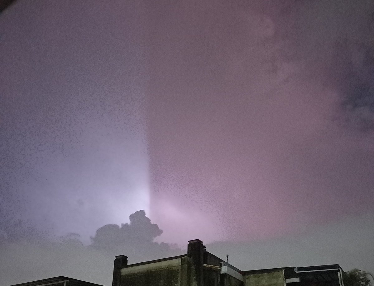 karelisjvc's tweet photo. 🤩 Más que lluvia, hay muchos flashes en el cielo...¡Rayos y centellas! ⚡️⚡️⚡️#sky #flashoflightning #awesome https://t.co/g4hZUkRl0G