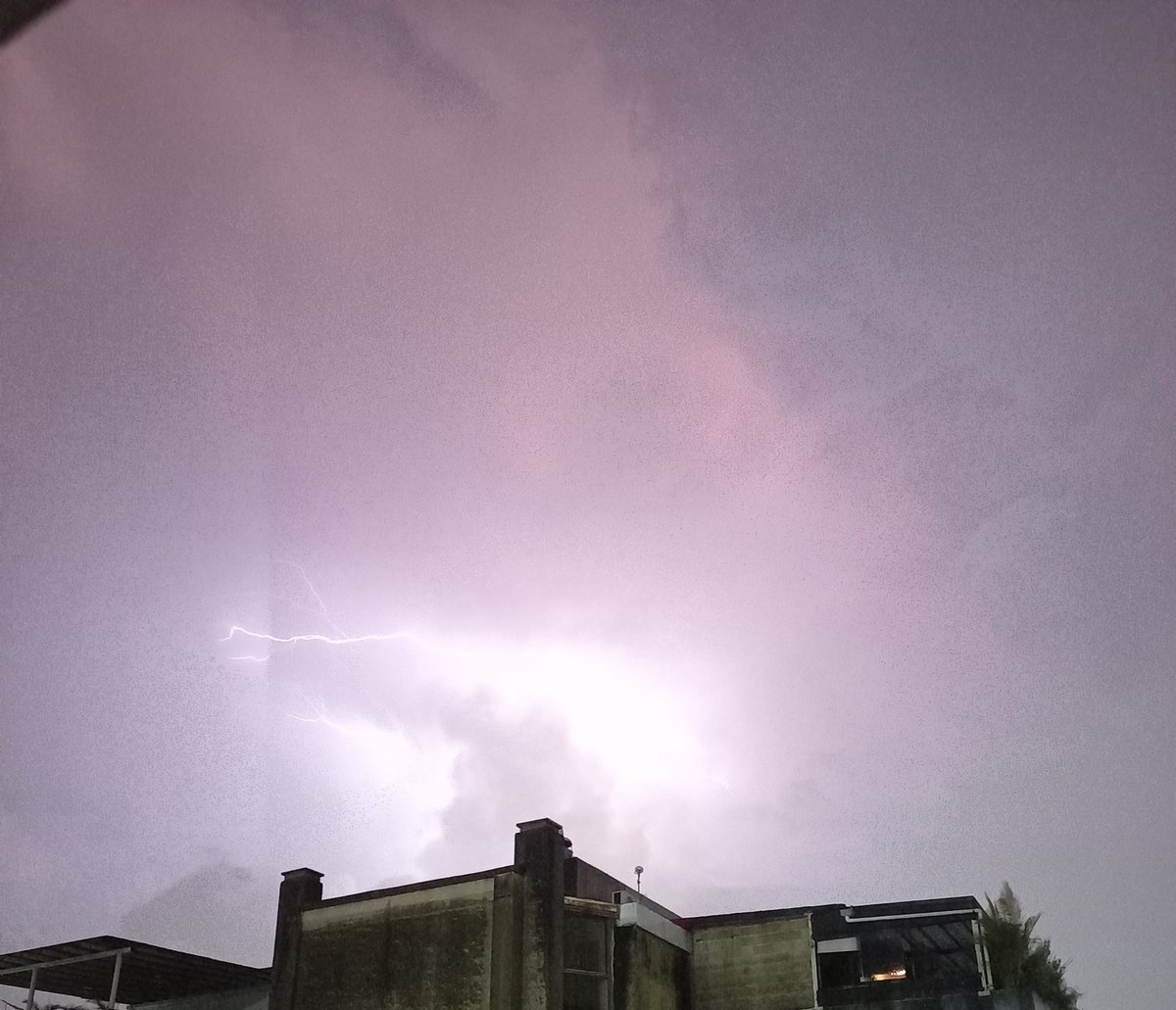 karelisjvc's tweet photo. 🤩 Más que lluvia, hay muchos flashes en el cielo...¡Rayos y centellas! ⚡️⚡️⚡️#sky #flashoflightning #awesome https://t.co/g4hZUkRl0G