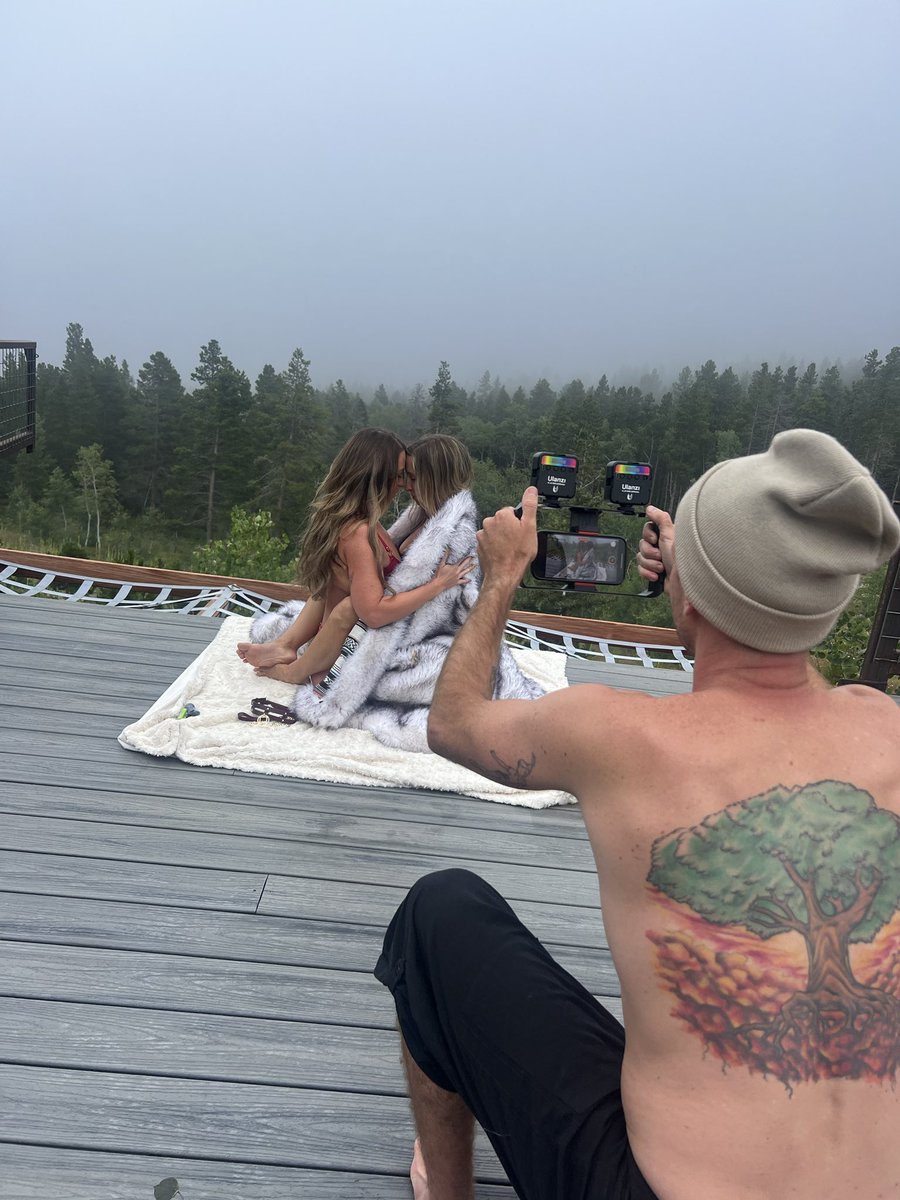 Sunny&Skye ✨ on X: New HOUR long pussy worship video with @HeyHeyZoeDay  releases tonight! Let me show you how to worship a pussy, introduce wax  play, rub Zoes incredibly body with oil