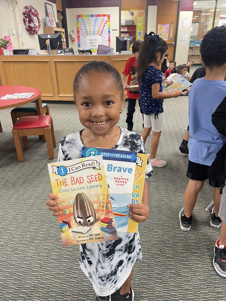 AlanizMonica21's tweet photo. Did someone say National Read a Book Day? We’re totally in! Celebrating reading EVERYDAY at Cody Elementary. Students are choosing books THEY want to practice reading at home. Thank you NISD Lib Serv, BTSB, &amp; Scholastic for making our day brighter @NISDCody @NISDLib https://t.co/EjkQYzY6u5