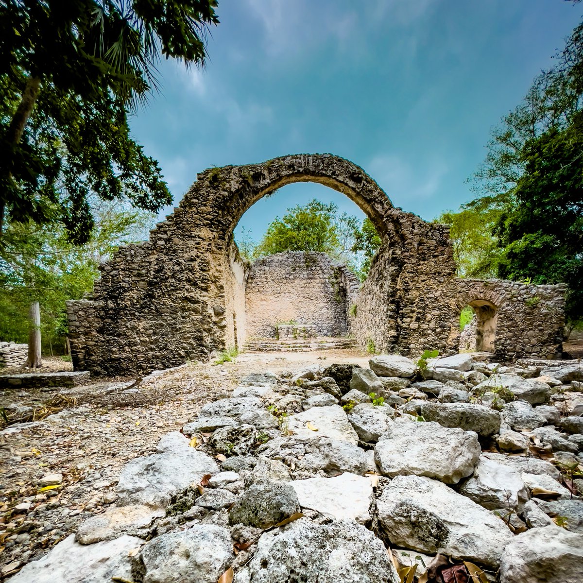 visitchetumal's tweet photo. ¡Viaja en el tiempo! La riqueza natural e histórica de #Chetumal te conducirá a impresionantes #SitiosArqueológicos. 

Conócelos 👇
🚘31 min #Chetumal  ↔️ #Oxtankah
🚘1 hor #Chetumal ↔️ #Dzibanché, #Kohunlich y #Kinichná 

#GrandCostaMaya #QuintanaRoo #Cultura #CaribeMexicano https://t.co/K7XoV26mGX