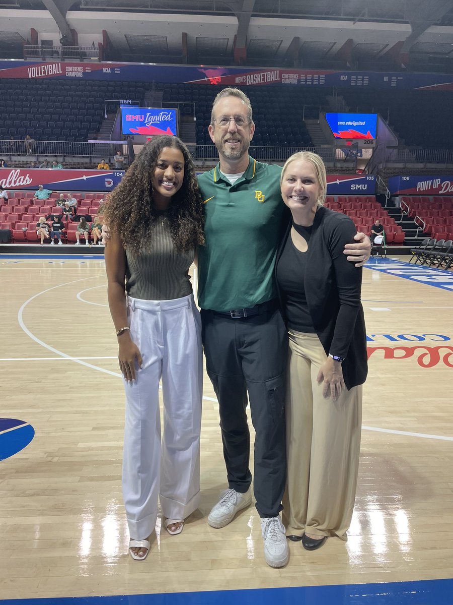 Reunited!

McGuyre 🆚 Erger
🎙️<a href="/Shanelbram/">Shanel Rae</a> on the call with Chris Mycoskie!

#SicEm🐻🏐