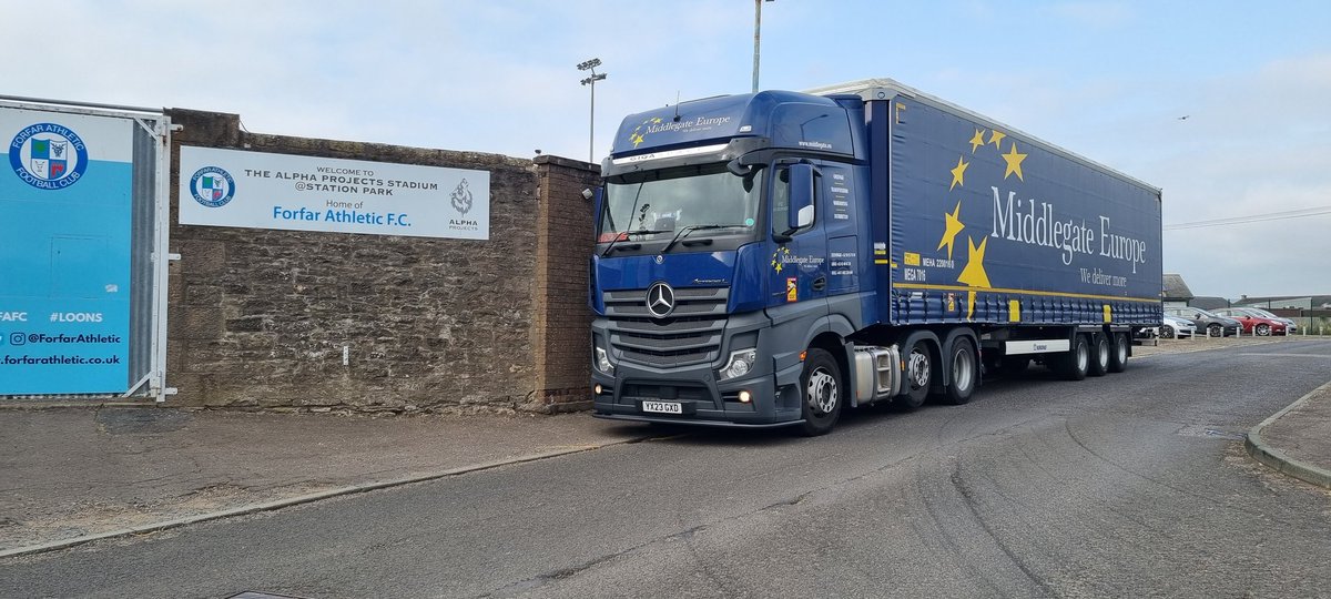mondazeo88's tweet photo. It may be a new firm and a new truck, but things haven't changed for #TheGroundTour!
Today was a hat-trick of stadiums!
First up is @ForfarAthletic.
Followed by @DundeeFC.
Then, by their very, very close neighbours @dundeeunitedfc!
#Middlegate #Mercedes #Actros #GXD https://t.co/wt5GZ9ePhX