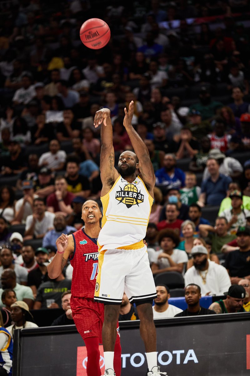 Dominique Johnson wins @thebig3 4th man of the year award! he was stellar all year long 🐝 📸@ChapmanBaehler #big3 #icecube #4thman