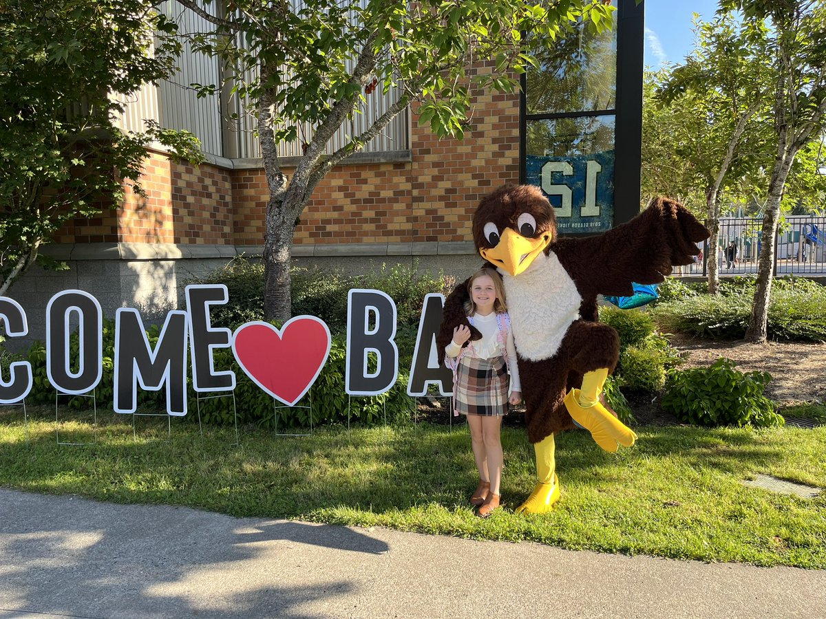 ForestViewES's tweet photo. Welcome Back Forest View Falcons! Oh Happy Day! @EverettSchools https://t.co/RXAcvvOuw3