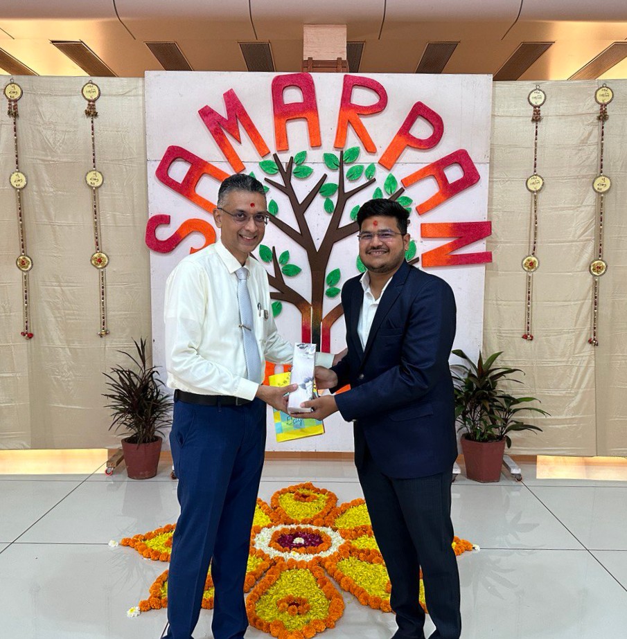 Rahul__00007's tweet image. Honored to celebrate Teacher&apos;s Day at Atmiya Vidya Mandir, Surat. Gratitude to Sadhu Harisharandas &amp;amp; Pravartak sir &amp;amp; AVM School for letting me serve as a chess coach. Great meeting with Mr. Vijay Patel, AVM School&apos;s Principal! #TeachersDay2023 #AVMSchool #ChessCoach #education