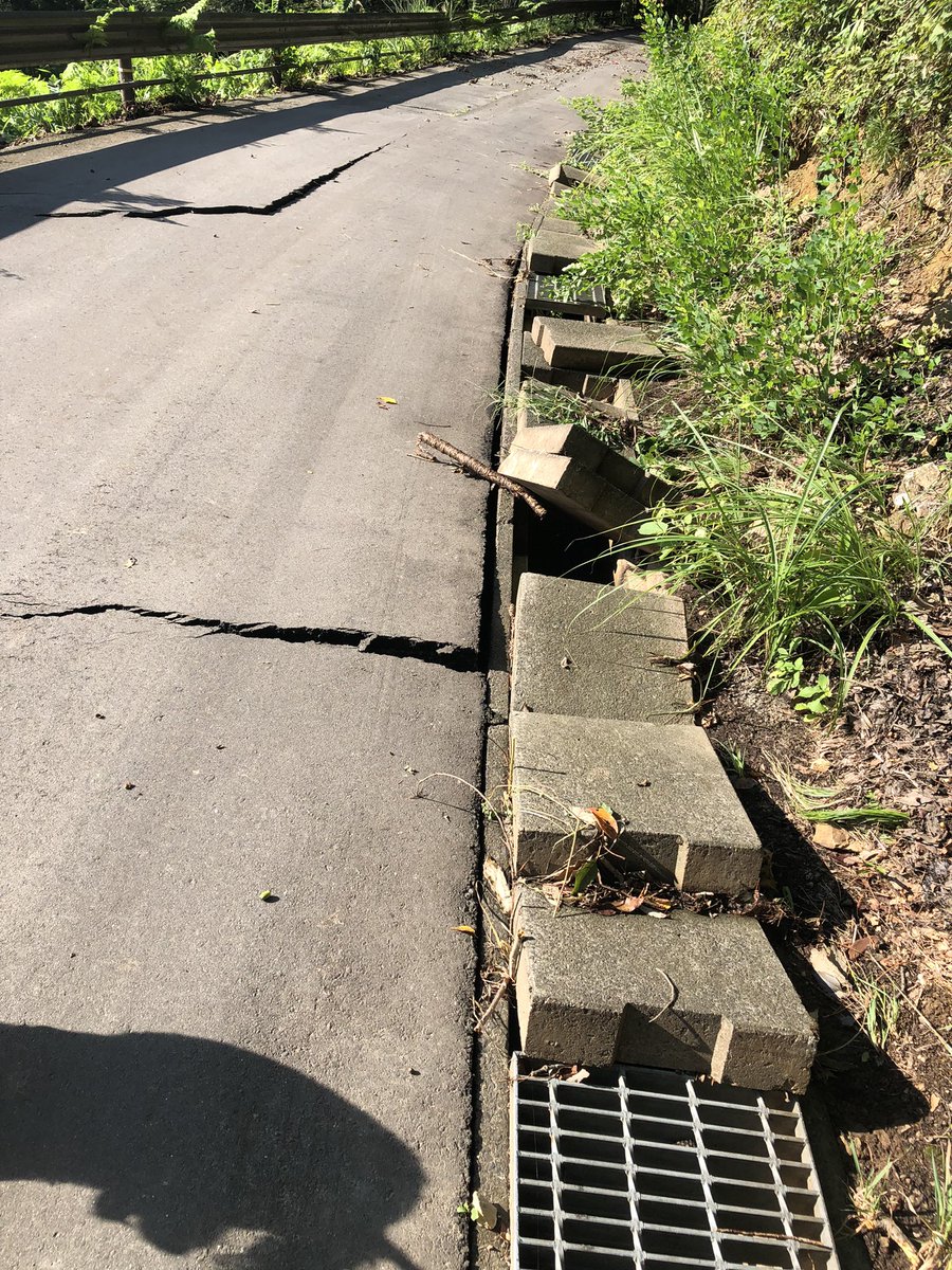 kabocyadance's tweet photo. #空ネット
早朝いつもの信夫山お散歩コースの一周道路東側、
道路のひび割れと地盤沈下があり、通行止になってました😱💦❗️ https://t.co/6bsRUD5M6U