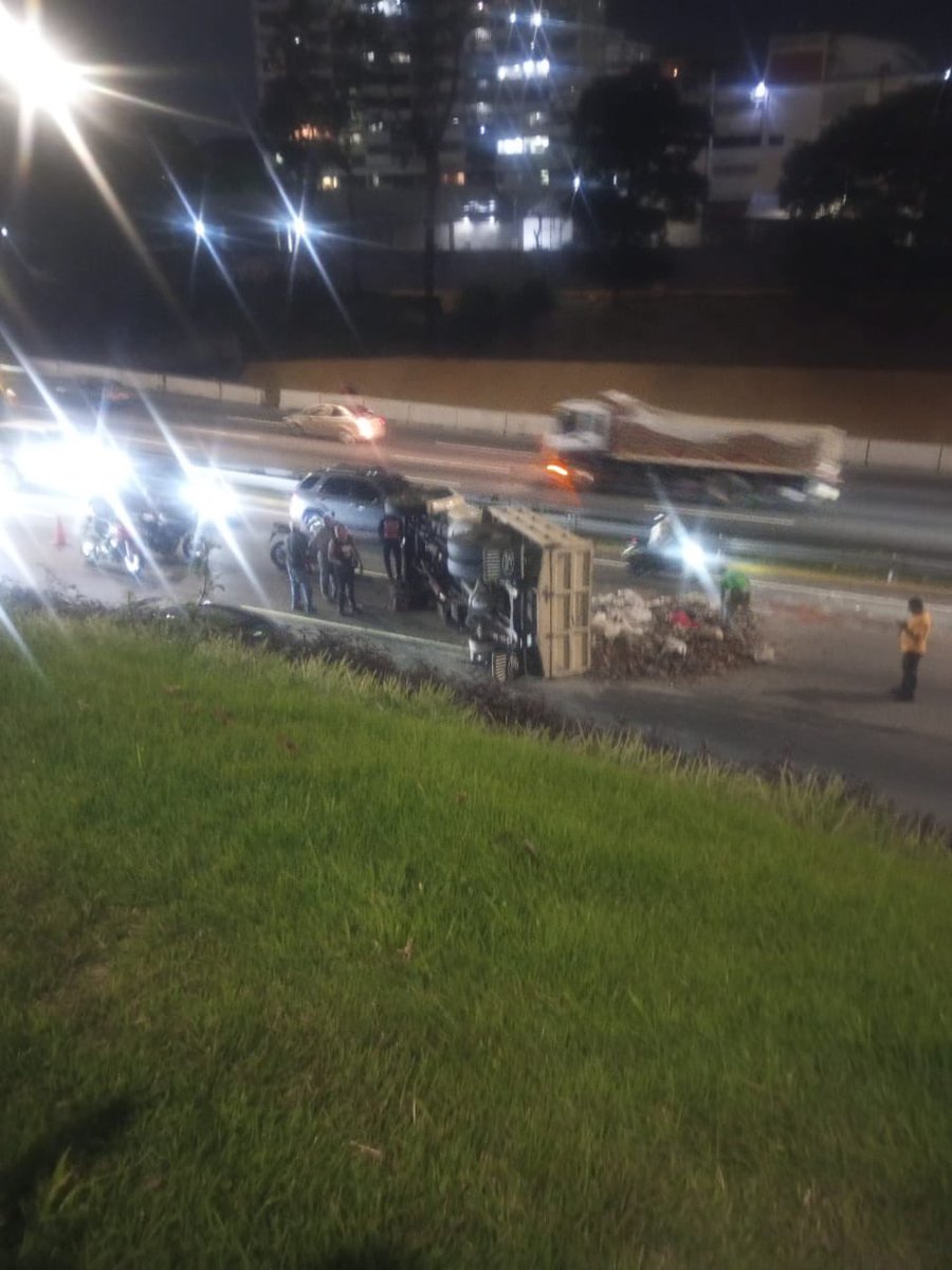 albertoprato02's tweet photo. Para la hora me informan vehículo de carga volcado en el distribuidor el llanito en dirección petare autopista Francisco Fajardo! https://t.co/6MGTN2b3oW