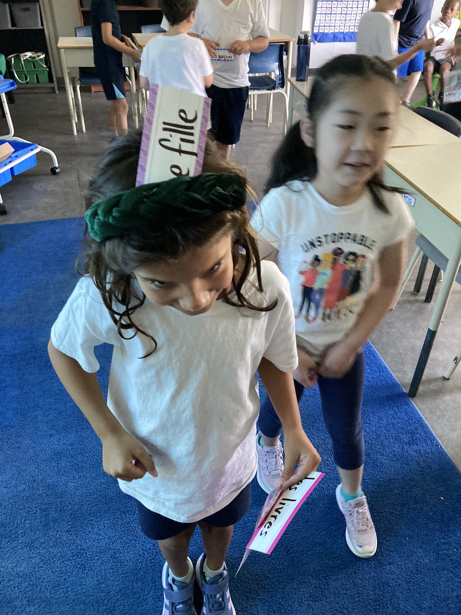 MmeDuvalFSL's tweet photo. On s’amuse en 3e année! We had fun today reviewing some important vocabulary for around the classroom. Students had fun singing along to songs and working in pairs to label the classroom. We finished off with writing a few sentences en français! @MsTegano @StAugustineOCSB https://t.co/rMMlSvT3MP