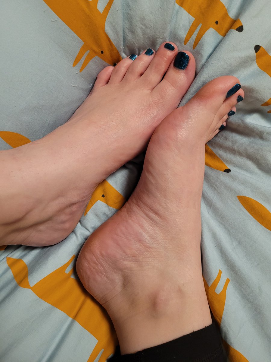 SweetCanFeet's tweet photo. It's a rainy day, perfect to spend in bed ❤️
#feet #footfettish #lickmytoes #toeslovers https://t.co/qECeBjNzBr