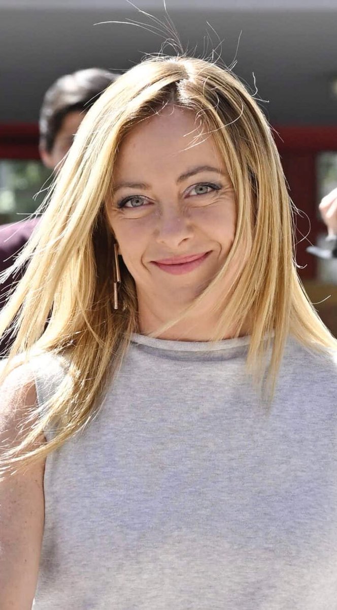 eduardomenoni's tweet photo. 🚨| ÚLTIMA HORA: Giorgia Meloni inicia su política de MANO DURA contra el crimen con un redada masiva en Nápoles. “No habrá espacios para el crimen.” Al estilo Nayib Bukele, Meloni planea perseguir a los criminales en Italia. ⚠️ ¿Apoyas a Meloni? https://t.co/GBwAzJvi4M