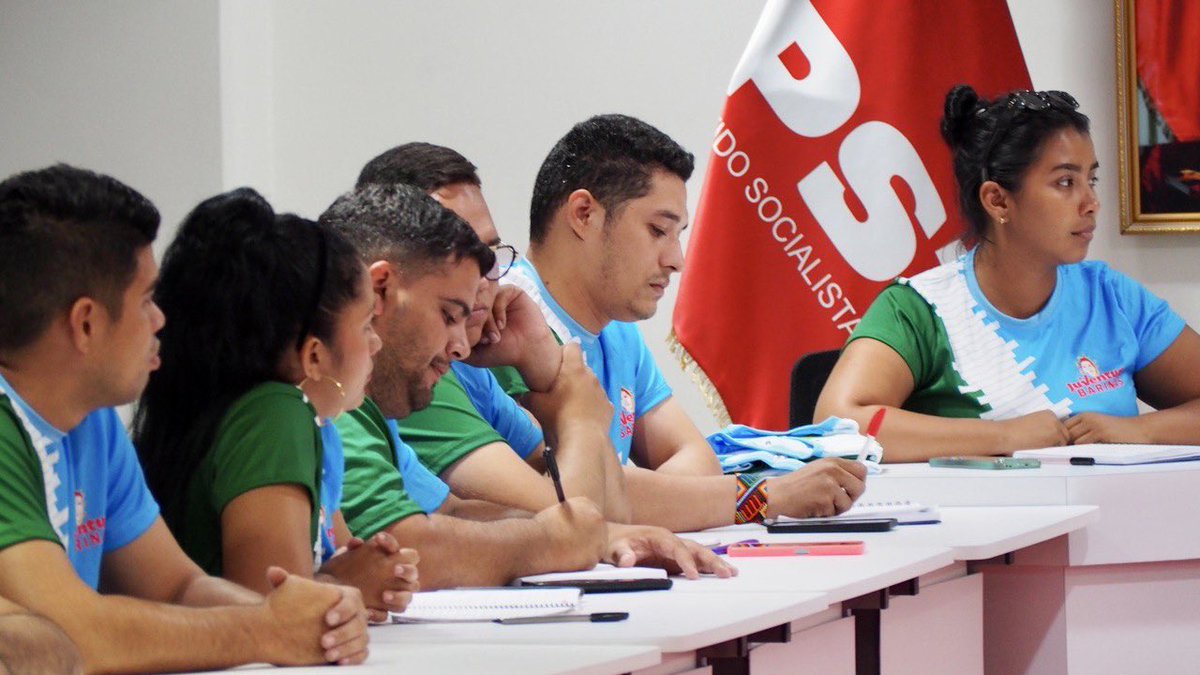 SoyPsuvBarinas's tweet photo. #AsíLoDijo 🗣️ Maryuri Moreno desde el encuentro de la @barinas_jpsuv en el @PartidoPSUV: 

“Acá está un batallón de jóvenes que están dispuestos a darlo todo por la Patria, estamos más que claros y confiados en la Revolución, somos jóvenes comprometidos”.

#EmprendeEnVenezuela https://t.co/9QCWR92auK