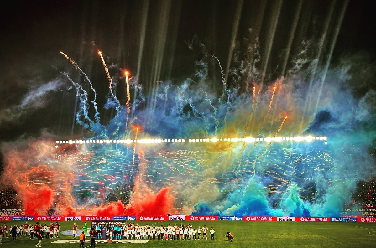 adn_cuervo's tweet photo. San Lorenzo es el único club en el mundo donde su gente apoya en todas las disciplinas. Fútbol, Básquet, Futsal y demás.
Eso es amor por los colores.
Es por eso que este club es único y distinto a cualquiera. @SanLorenzo es un MUNDO. Y ser parte de él es mágico. 
Inigualables💙♥️ https://t.co/CV1LULRXiX