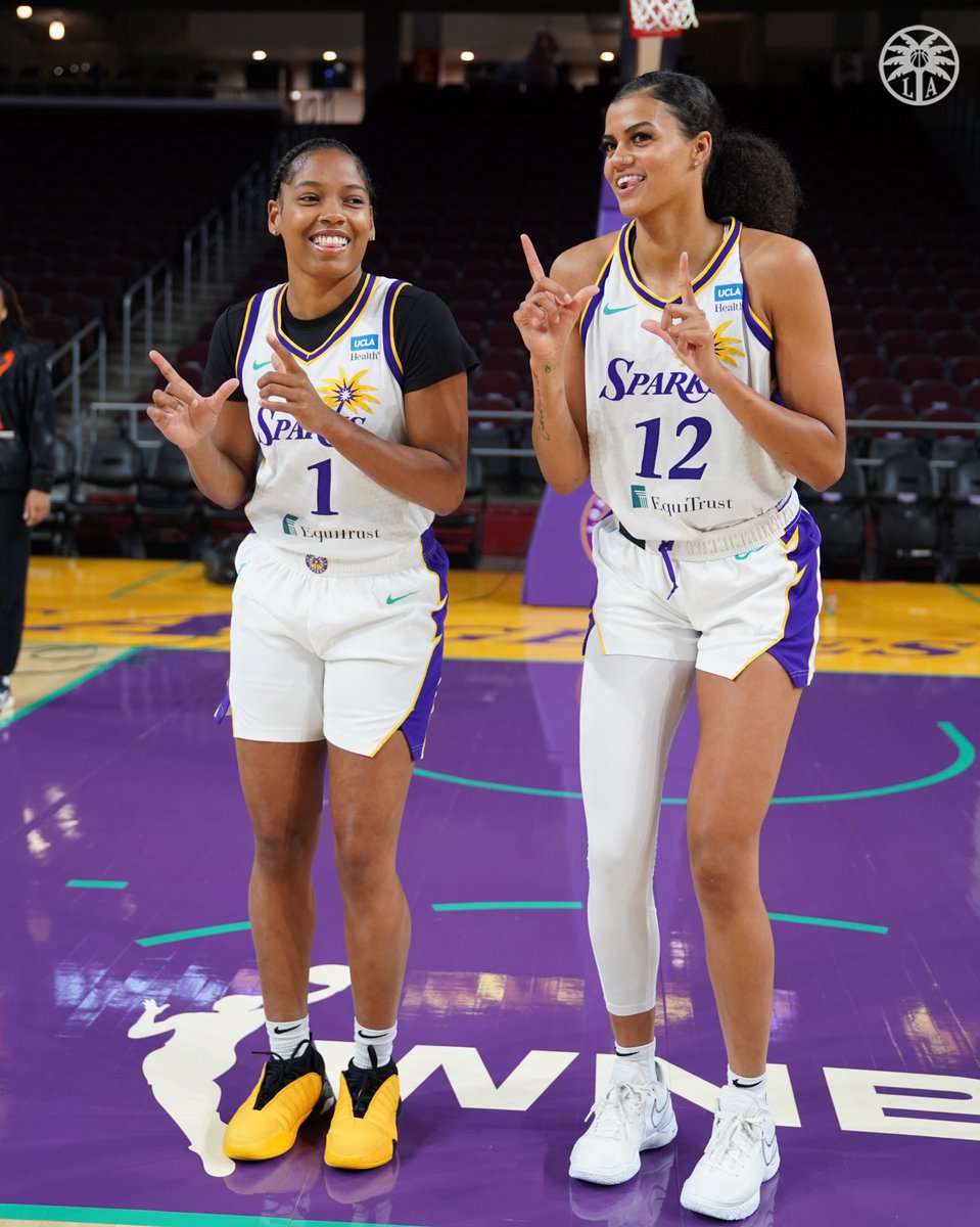 LASparks's tweet image. A little behind-the-scenes TikTok action. 👀📲 

@zia_cooke x @Raehoops