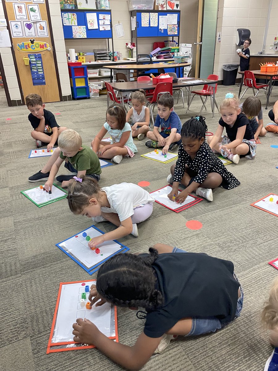 d61stachnik's tweet photo. Practicing segmenting spoken sentences into words during our CKLA skills time. ⁦@D61DeLay⁩ https://t.co/ROEOTIflWb