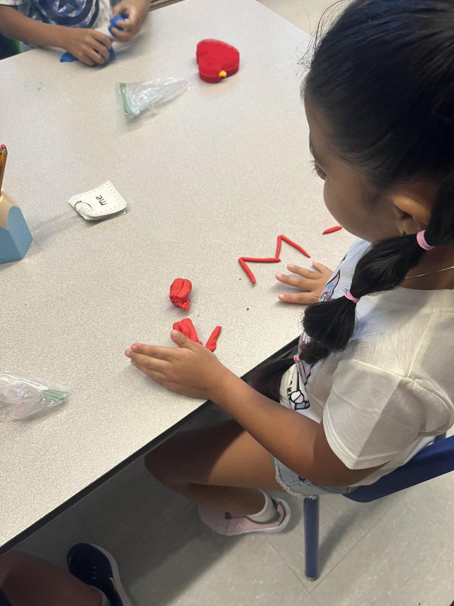 _anmontano's tweet photo. Morning tubs in action! Sight word practice Monday-Thursday; Friday is free-play! The firsties have been loving the soft start each morning 🩵  #AtTheRox https://t.co/jVBz3Oqeyq