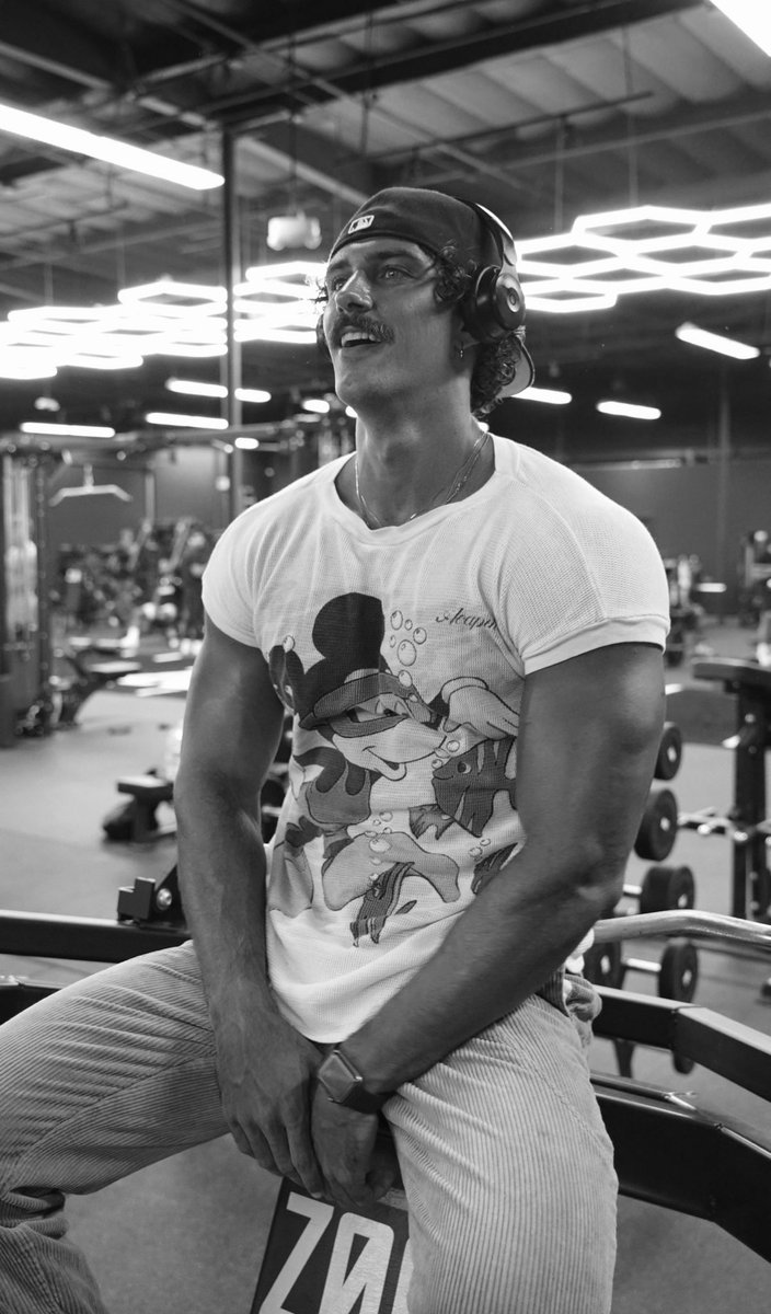 Steve_Kells's tweet image. corduroys in the gym? u betcha