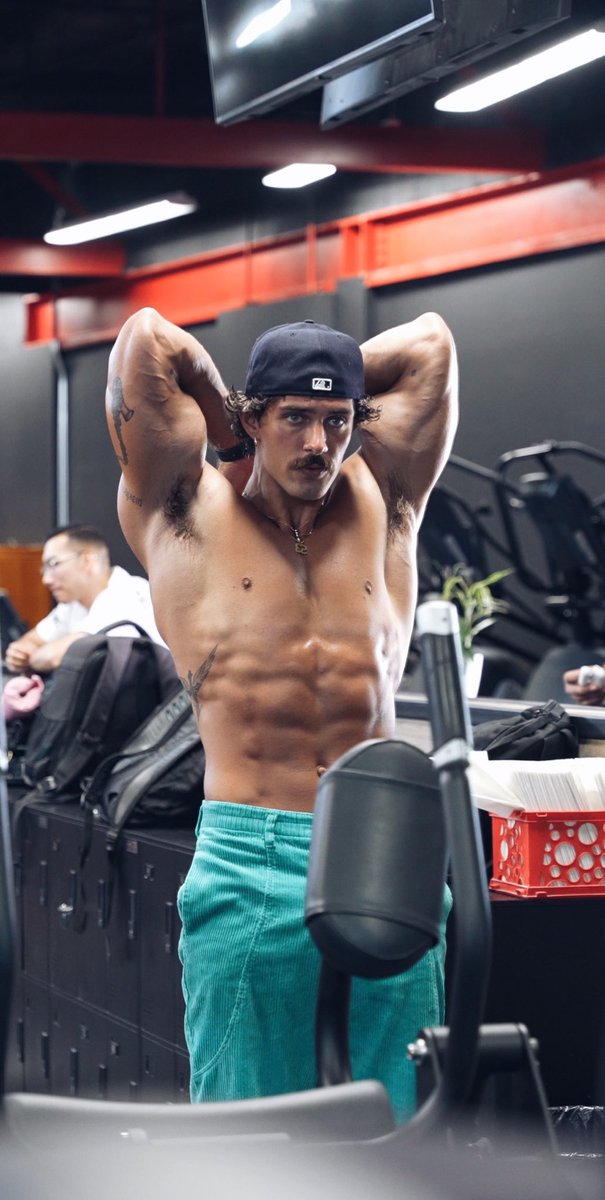 Steve_Kells's tweet image. corduroys in the gym? u betcha