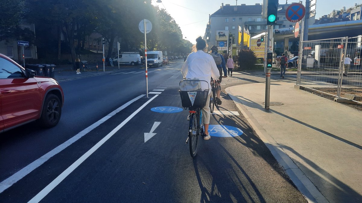 Tolle Nutzung des wichtigen Radwegstücks Cottagegasse #Krottenbachstraße bis Flotowg. Vielleicht verstehen ja dann auch die Herren der ÖVP in Döbling, dass sichere Radwege für Alle ein Gewinn sind. Wir sind gespannt auf die Nutzung mit dem durchgängen Radweg #DöblingRadeltSicher