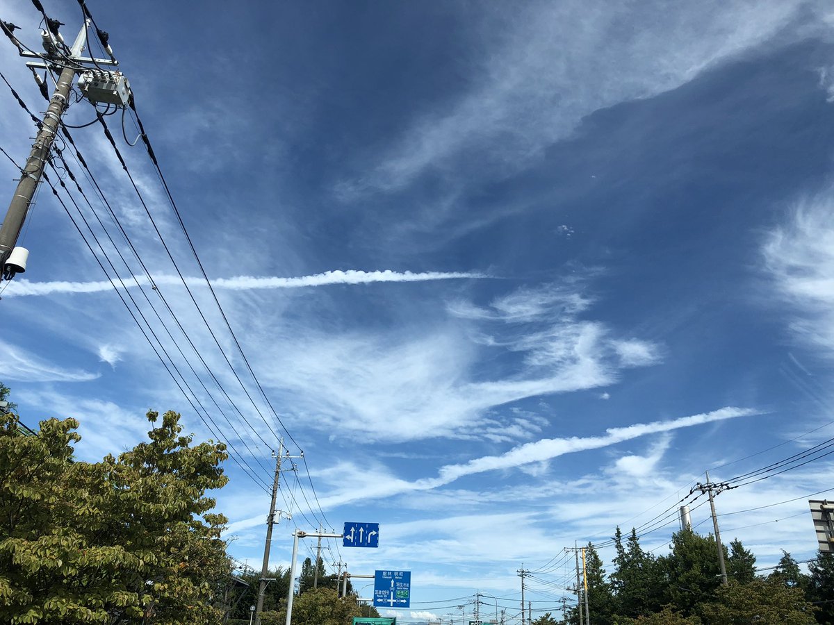 Ryawata2's tweet photo. なんかの前ぶれ？
一直線の雲 https://t.co/BPBt5JVxsh