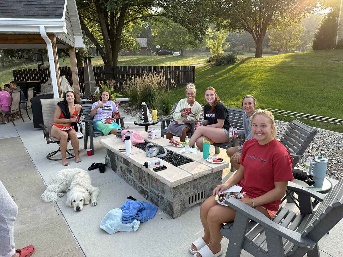 morningsidewbb's tweet photo. A little team bonding after our first day of conditioning! A big thank you to the Craighead family for hosting! https://t.co/orvrnv1GoX