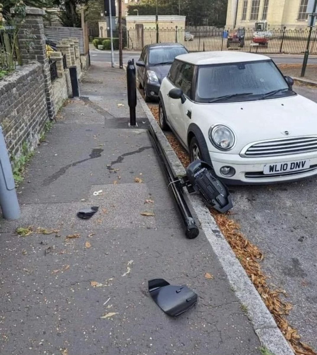 Government ULEZ cameras all over London are being taken down by 'Blade Runners'.

The government is pushing a zero-emissions policy that will charge people 15 € a day if they have a gas car older than 2006 or a diesel car older than 2015 ... 
🤡 🌎

This is designed to limit the