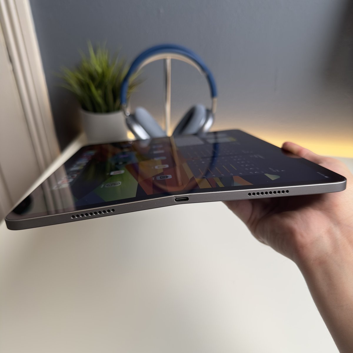 theapplehub's tweet photo. Guys I bent my iPad Pro 🙃 https://t.co/PaNTmby6L0